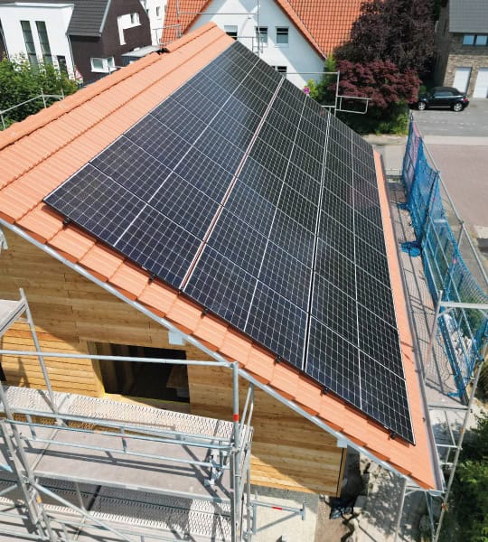 Photovoltaik-Anlage im Bau auf Dach mit Gerüst